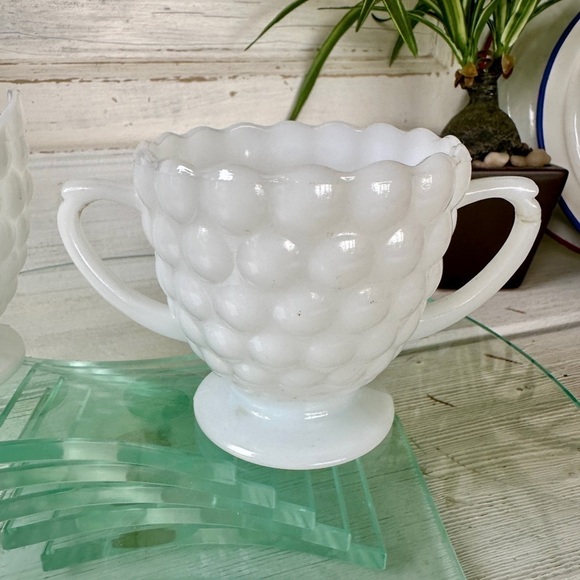 ANCHOR HOCKING, BUBBLE MILK GLASS, SUGAR BOWL & CREAMER SET. - Picture 8 of 11